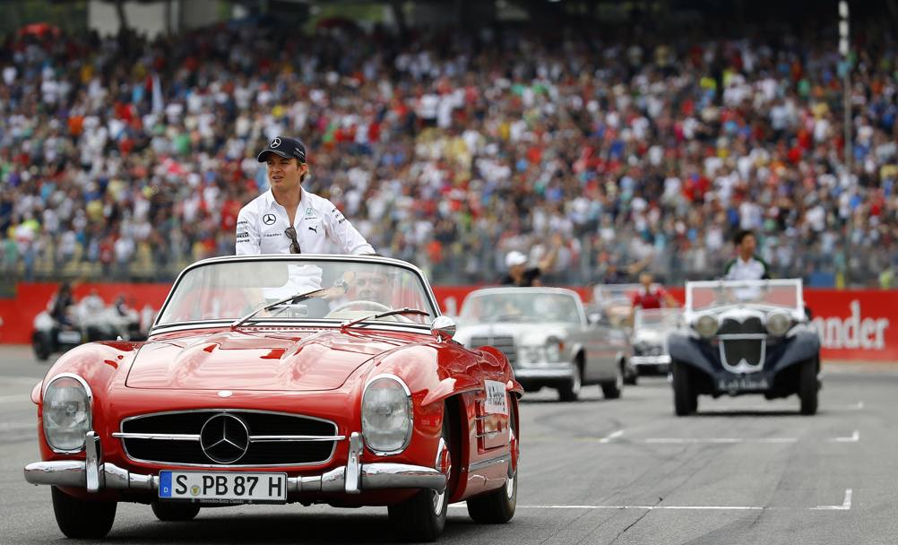 Rosberg durante la sfilata di macchine d’epoca prima del Gp di Germania (Reuters)